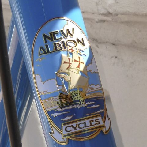 [92386] New Albion Headbadge 34mm